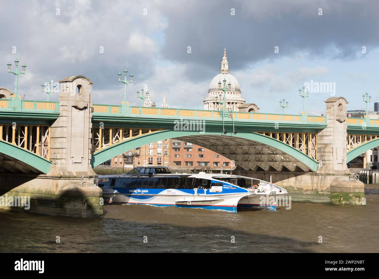 Royaume-Uni, Londres, Southwark Bridge et ferry de la ville avec la cathédrale St Paul en arrière-plan. Banque D'Images