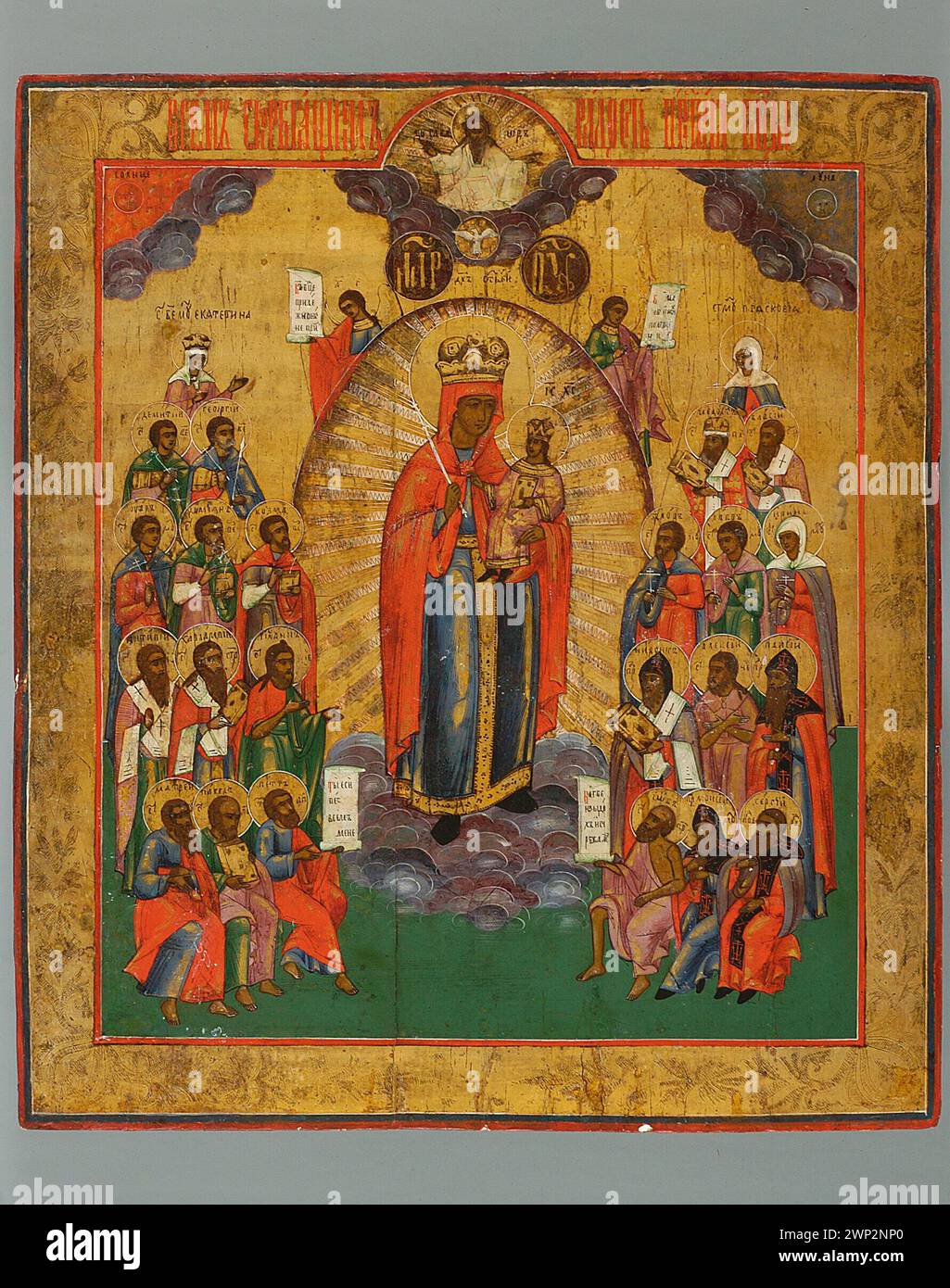 Créée au 19ème siècle par un atelier inconnu, cette icône représente Dieu le Père, Saint-esprit, Jésus-Christ, Marie, mère de Dieu avec enfant, anges, Seigneur des armées, soleil, lune, couronne, nimb, mandorla et inscriptions. Banque D'Images Créée au 19ème siècle par un atelier inconnu, cette icône représente Dieu le Père, Saint-esprit, Jésus-Christ, Marie, mère de Dieu avec enfant, anges, Seigneur des armées, soleil, lune, couronne, nimb, mandorla et inscriptions. Banque D'Images