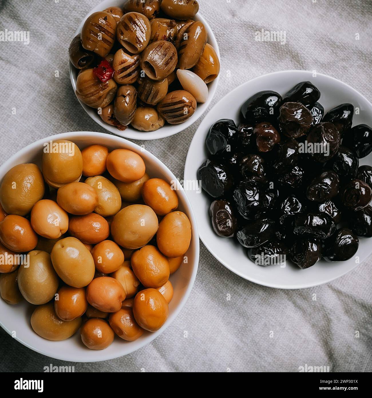 un ensemble de trois types d'olives dans des bols blancs Banque D'Images