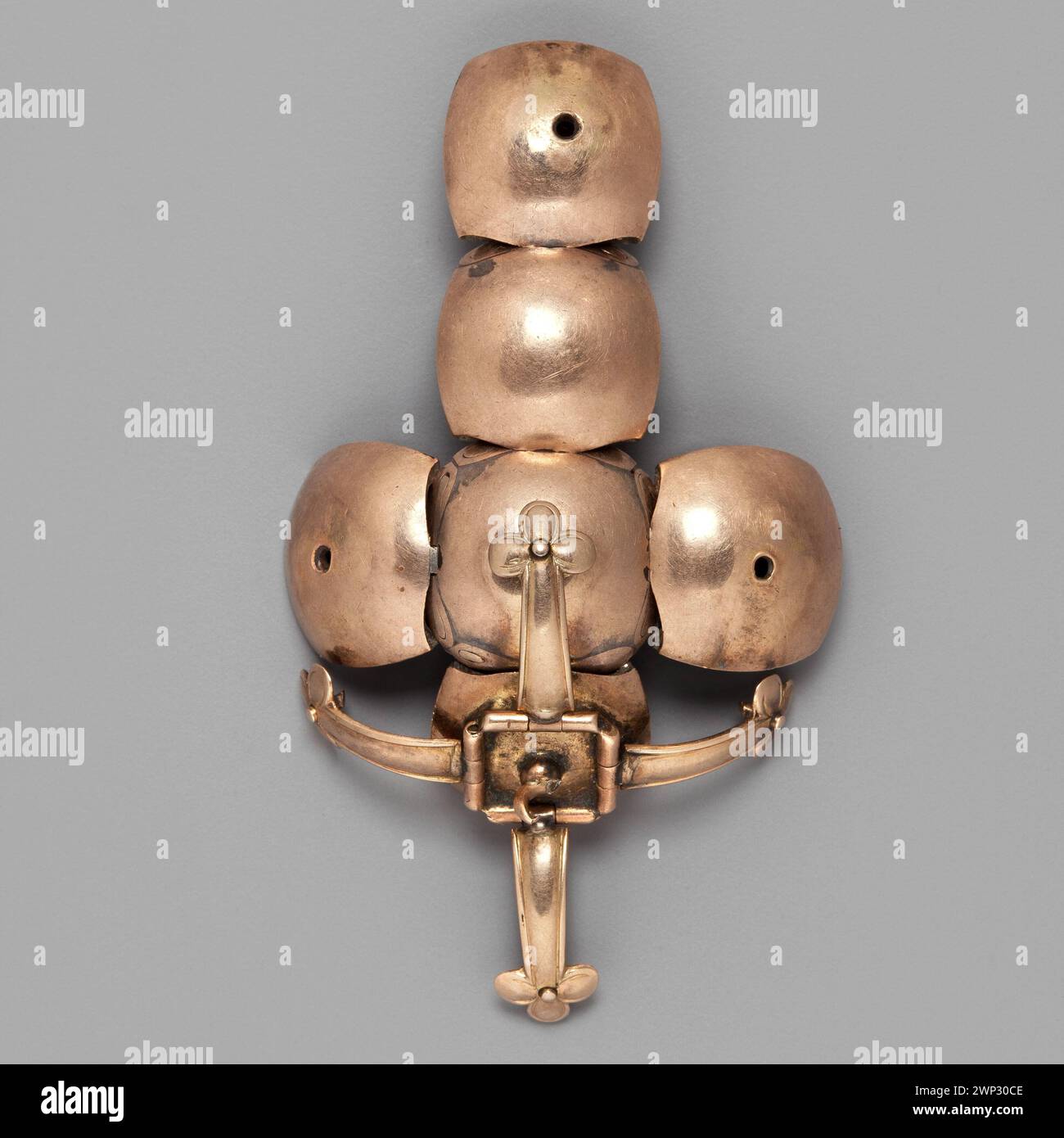 L'insigne du XXe siècle en forme de boule suivant une forme de croix représente un emblème maçonnique unique, reflétant l'évolution des symboles maçonniques. Banque D'Images