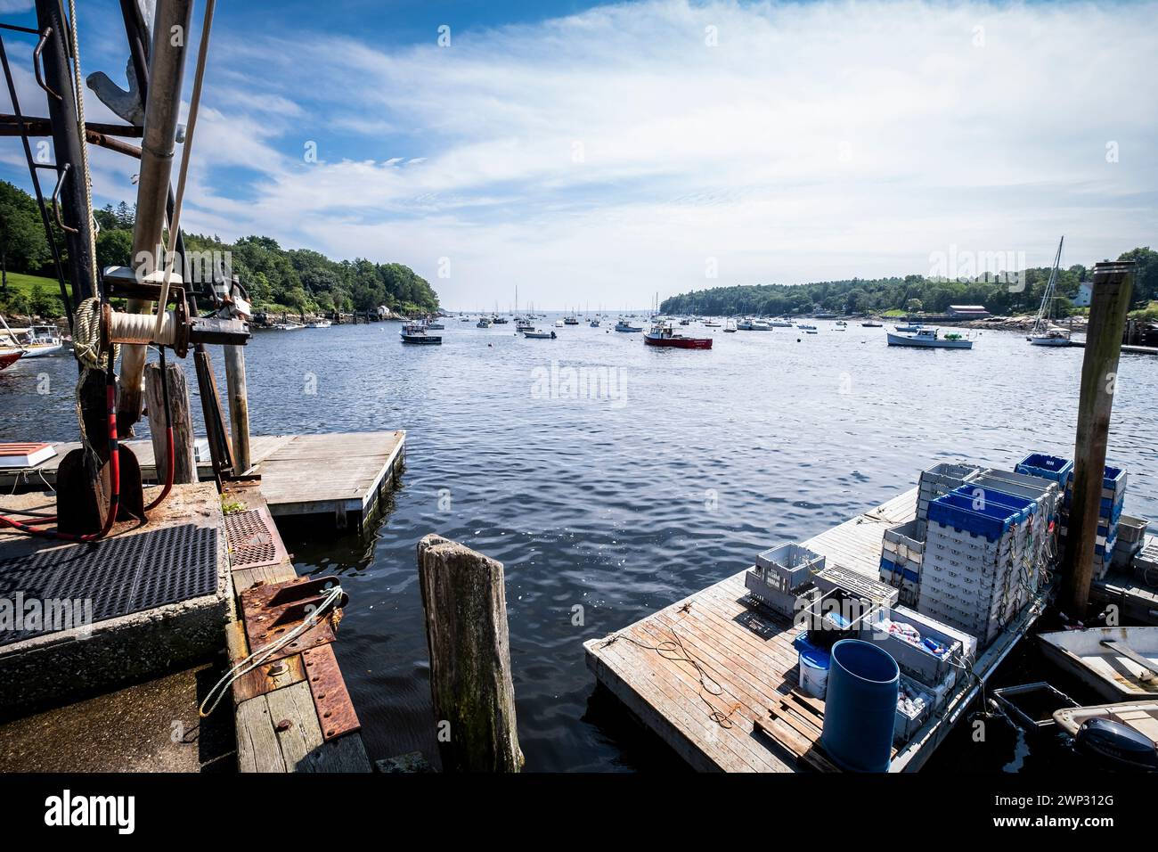 Vue du port de Rockport remplie par des voiliers à l'été, Maine, USA Banque D'Images