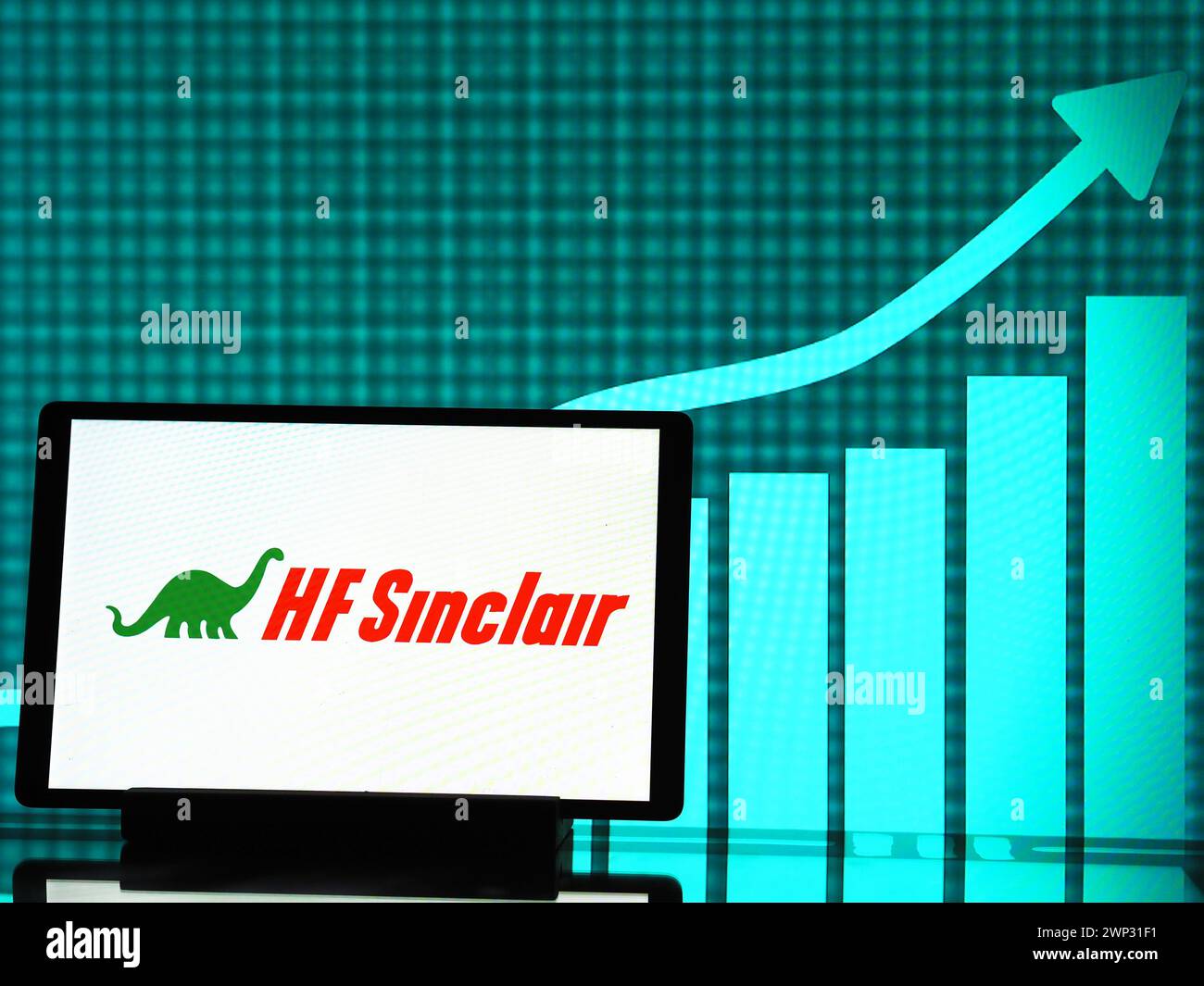 Allemagne. 04 mars 2024. Dans cette illustration photo, le logo HF Sinclair Corporation vu sur une tablette (photo Igor Golovniov/SOPA images/SIPA USA) *** strictement à des fins d'actualités éditoriales *** crédit : SIPA USA/Alamy Live News Banque D'Images