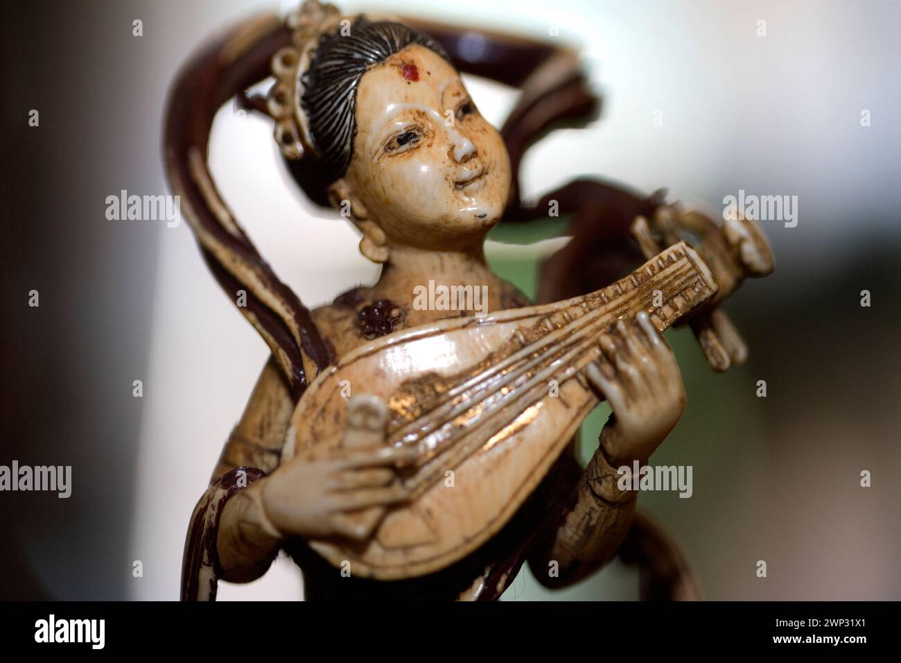 Figurine en ivoire sculpté, femme jouant du pipa, luth chinois traditionnel Banque D'Images