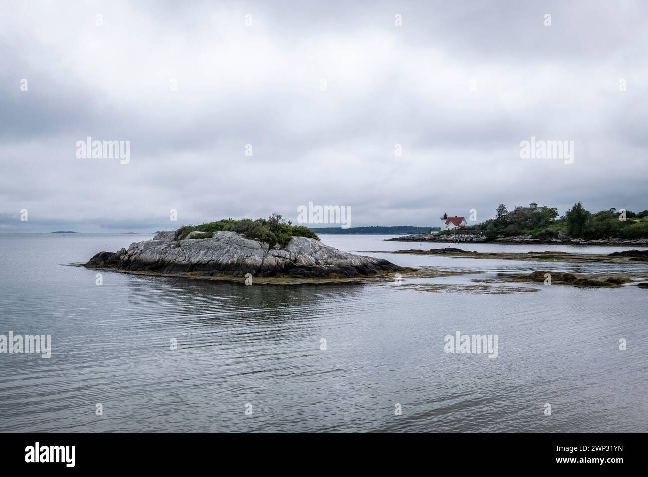 Photo du phare Hendricks à Southport Maine par temps nuageux. Le phare n'est pas loin de Boothbay Harbor, Maine. Banque D'Images