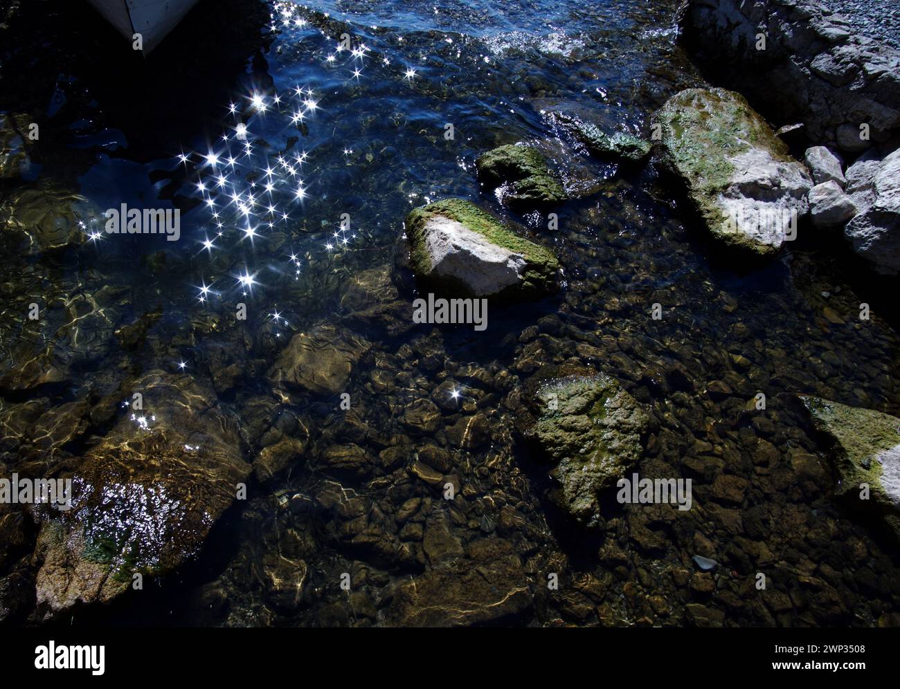 Des eaux étoilées. Toile réfléchissante de la nature. Ohrid Lac Macédoine 2018 Banque D'Images