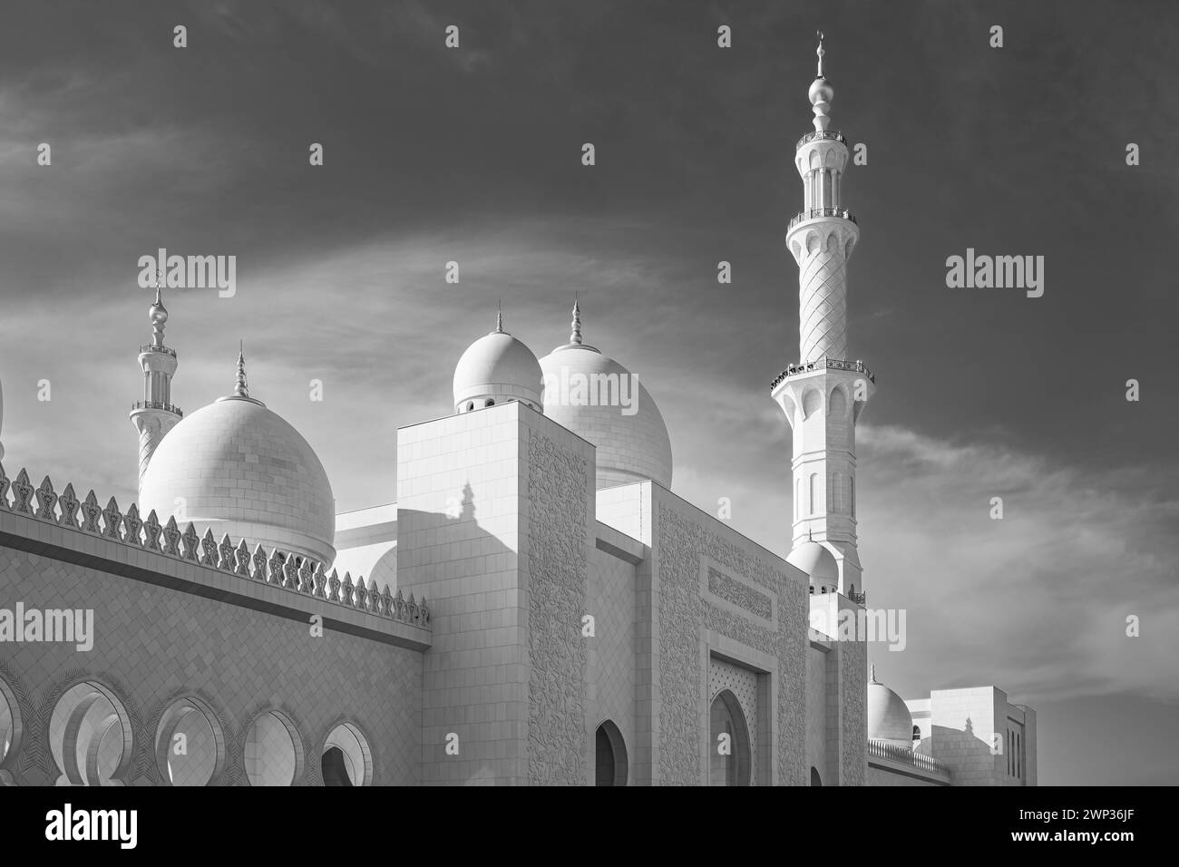 Détail de la Grande Mosquée Sheikh Zayed sur le fond bleu du ciel. Photo en noir et blanc de la Grande Mosquée Sheikh Zayed, Abu Dhabi par une journée ensoleillée. Grand Mo Banque D'Images