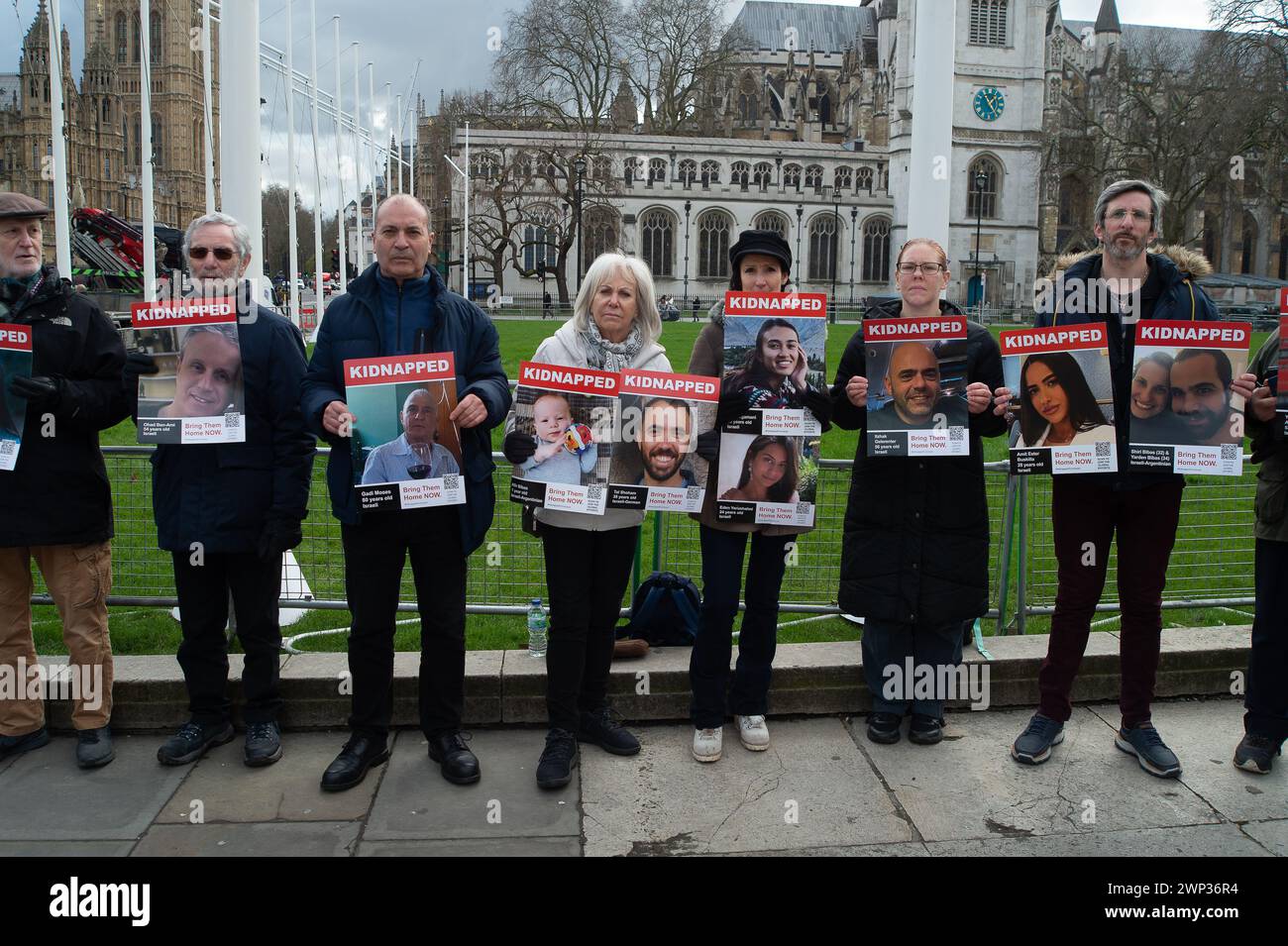 Westminster, Londres, Royaume-Uni. 5 mars 2024. Le Conseil des députés des Juifs britanniques protestait devant le Parlement à Westminster, Londres aujourd'hui. Ils ont montré des photos hantantes de personnes enlevées à Gaza par le Hamas. On espère qu'un cessez-le-feu est imminent et que les otages pourront être libérés. Crédit : Maureen McLean/Alamy Live News Banque D'Images