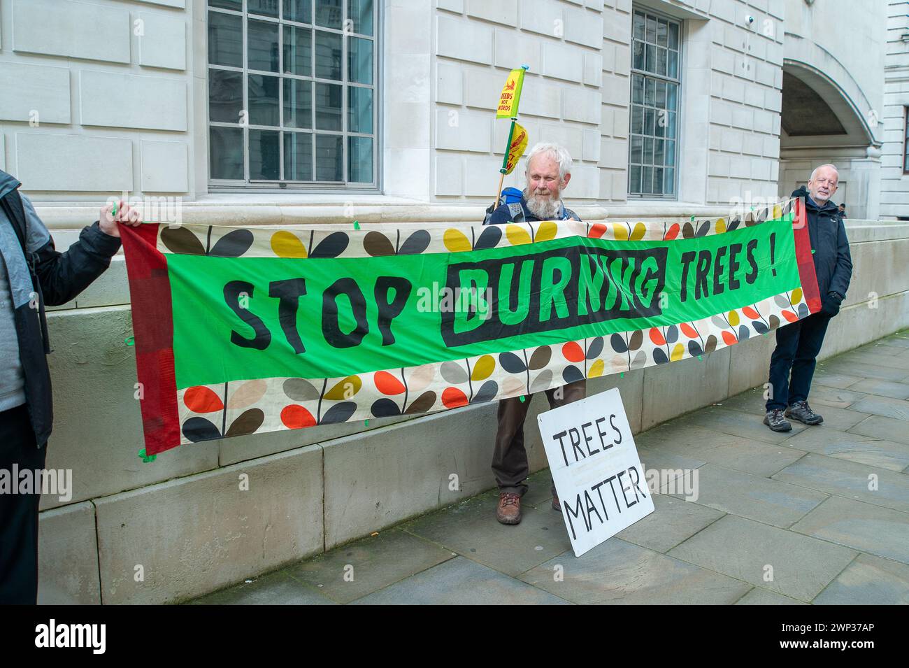 Whitehall, Londres, Royaume-Uni. 5 mars 2024. Des manifestants de Money Rebellion, extinction Rebellion, Biofuelwatch, la Coalition Stop Burning Trees, Greenpeace, Stop Rosebank et la campagne contre le changement climatique ont organisé une manifestation d'urgence Stop Drax devant le ministère de l'énergie, de la sécurité et du Net Zero aujourd'hui à Londres. Les manifestants déclarent : « le gouvernement britannique envisage actuellement de donner des milliards de livres de plus en subventions à la centrale polluante de Drax et Lynemouth. S'il est approuvé, le Royaume-Uni enfermera dans des années plus de brûler des arbres au détriment de nos forêts, de la santé et de l'énergie b Banque D'Images