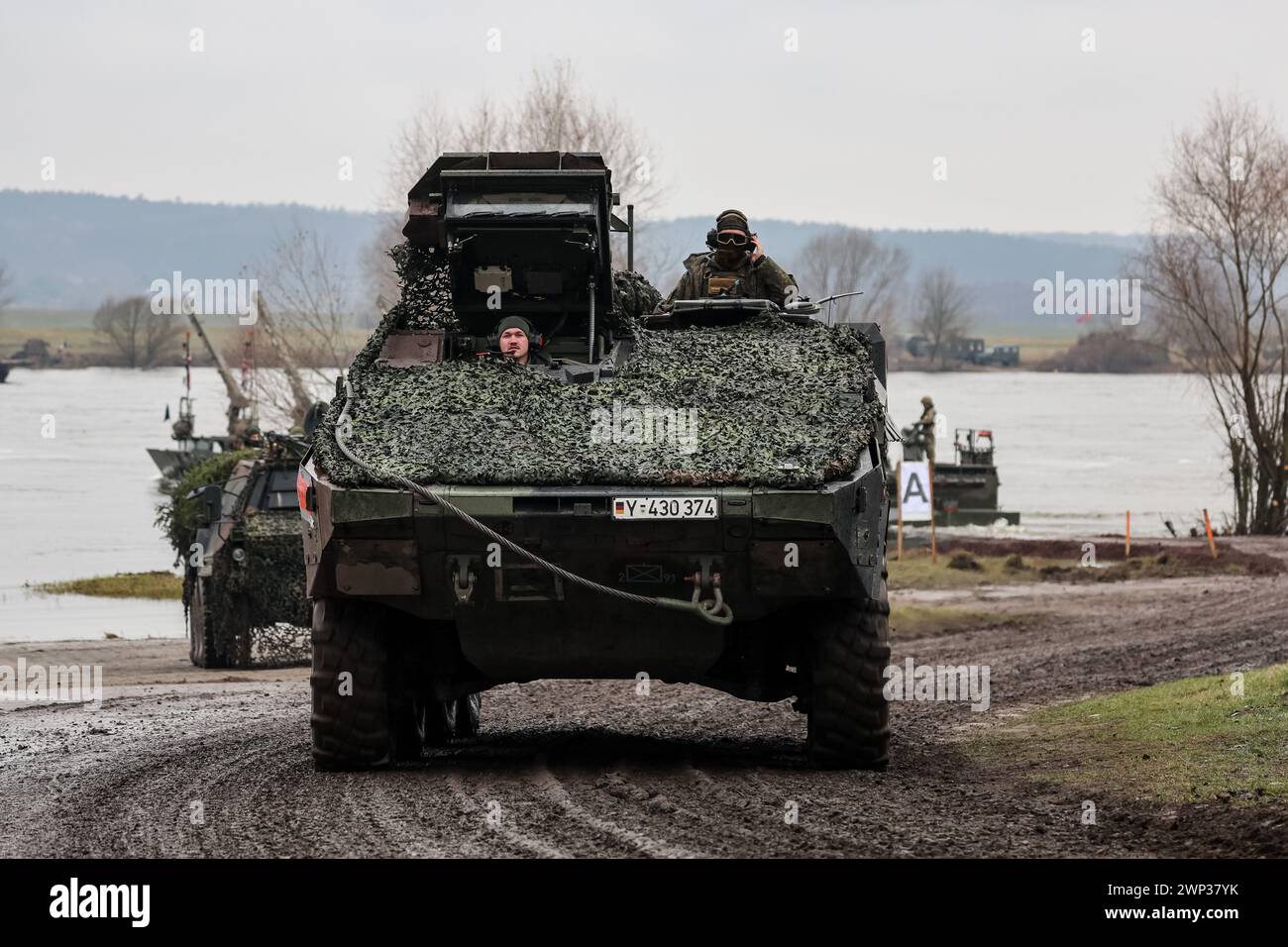 Korzeniewo, Pomorskie, Pologne, le 5 mars 2024. Des militaires présentent le transfert de chars et de véhicules blindés via la Vistule lors de l'exercice Dragon-24 de l'OTAN, qui fait partie de l'exercice à grande échelle et inébranlable Defender-24. Les exercices, qui se déroulent principalement en Europe centrale, impliquent quelque 90 000 soldats de tous les pays de l'OTAN ainsi que de la Suède. Le but de Steadfast Defender-24 est de dissuader et de présenter des capacités défensives face à l'agression. Crédit : Dominika Zarzycka/Alamy Live News Banque D'Images