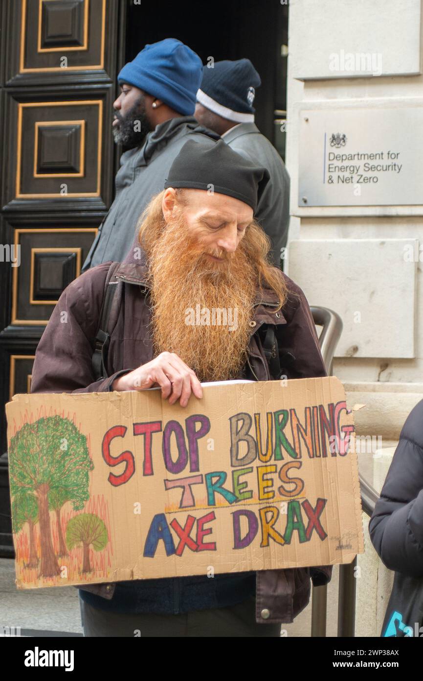 Whitehall, Londres, Royaume-Uni. 5 mars 2024. Des manifestants de Money Rebellion, extinction Rebellion, Biofuelwatch, la Coalition Stop Burning Trees, Greenpeace, Stop Rosebank et la campagne contre le changement climatique ont organisé une manifestation d'urgence Stop Drax devant le ministère de l'énergie, de la sécurité et du Net Zero aujourd'hui à Londres. Les manifestants déclarent : « le gouvernement britannique envisage actuellement de donner des milliards de livres de plus en subventions à la centrale polluante de Drax et Lynemouth. S'il est approuvé, le Royaume-Uni enfermera dans des années plus de brûler des arbres au détriment de nos forêts, de la santé et de l'énergie b Banque D'Images