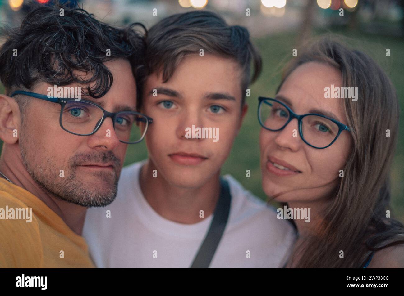 Famille heureuse prenant une photo dans la ville d'Alanya, Turquie. Concept de voyage ou de vacances Banque D'Images