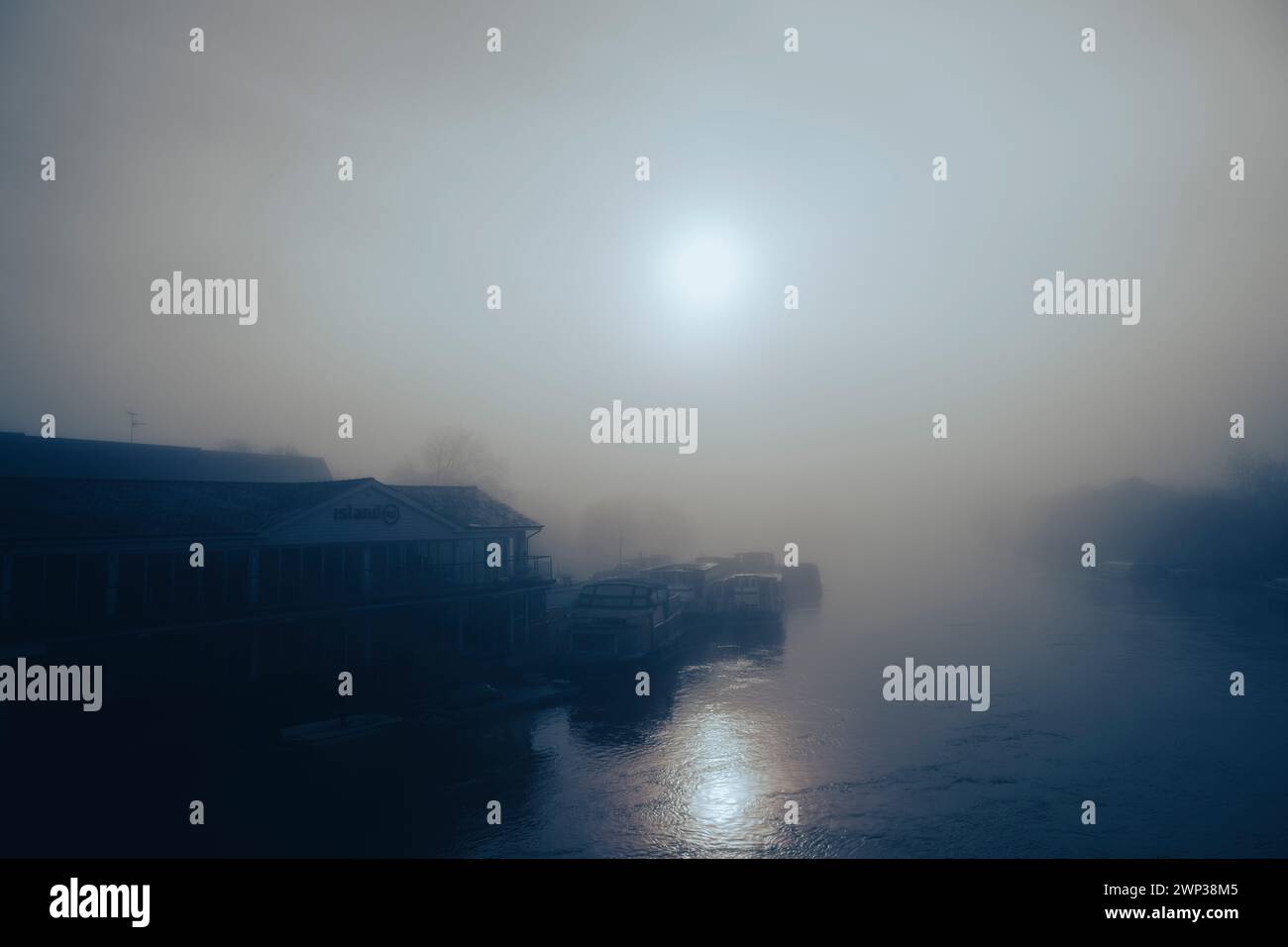 Sunrise Winter Misty Morning, River Thames, Caversham, Reading, Berkshire, Angleterre, Royaume-Uni, GB. Banque D'Images