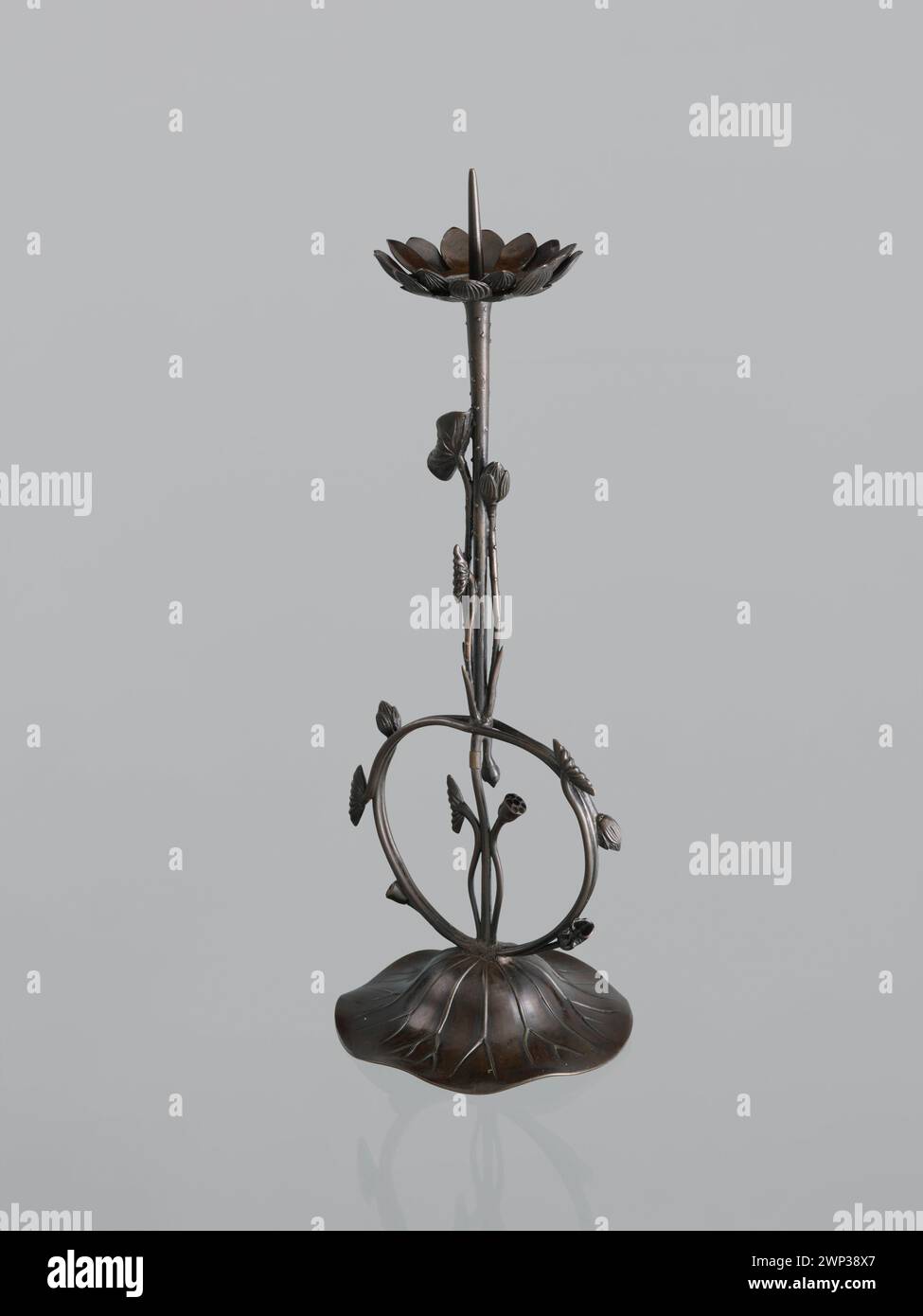 Chandelier japonais Shokudai de la fin du XIXe siècle, associé à Takhoto et Iwam, montrant un design traditionnel en métal. Banque D'Images