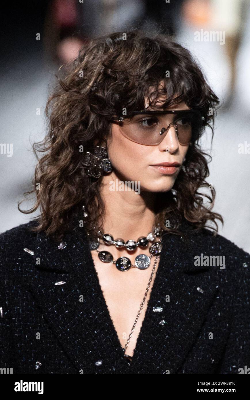 Paris, France. 04 mars 2024. Mica Arganaraz marche sur la piste lors du salon Chanel automne/hiver 2024-2025 dans le cadre de la Fashion week à Paris, France, le 05 mars 2024. Photo par Aurore Marechal/ABACAPRESS.COM crédit : Abaca Press/Alamy Live News Banque D'Images