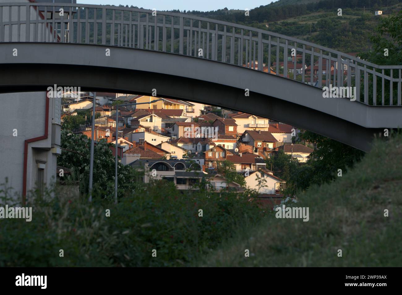 Éclat urbain. Ombres contrastées sous le pont. Banque D'Images