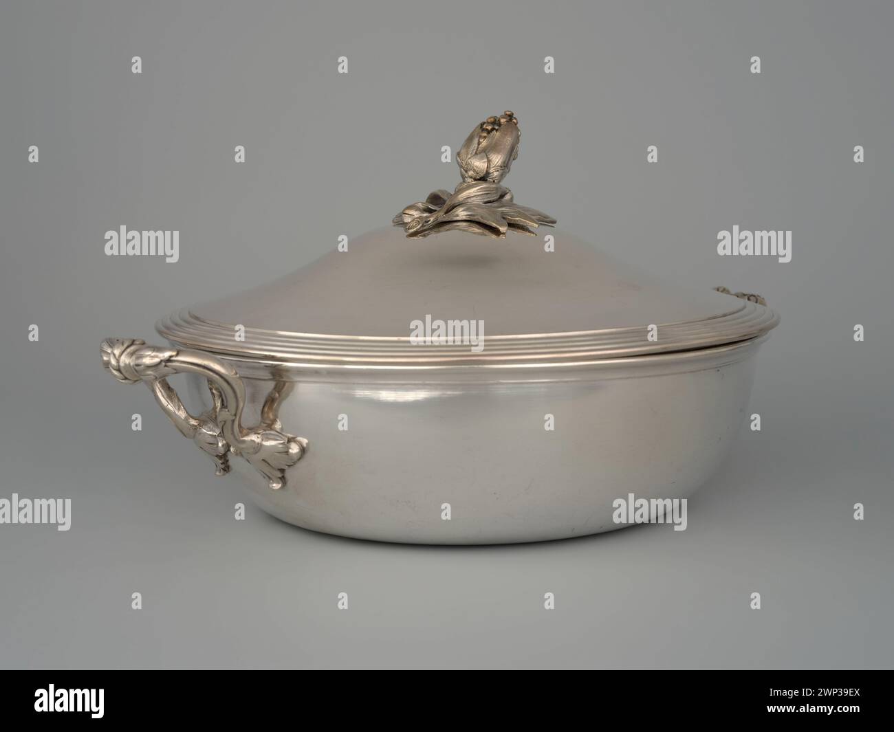 Cette pièce, réalisée par Christofle dans le Paris du XIXe siècle, met en valeur la célèbre argenterie de la marque. Christofle est célèbre pour sa métallurgie de haute qualité, produisant des articles de luxe comme des couverts et des objets décoratifs. Le Waza de la couverture indique un design inspiré de l'art traditionnel japonais, reflétant l'engagement de Christofle avec l'esthétique internationale pendant cette période. Banque D'Images