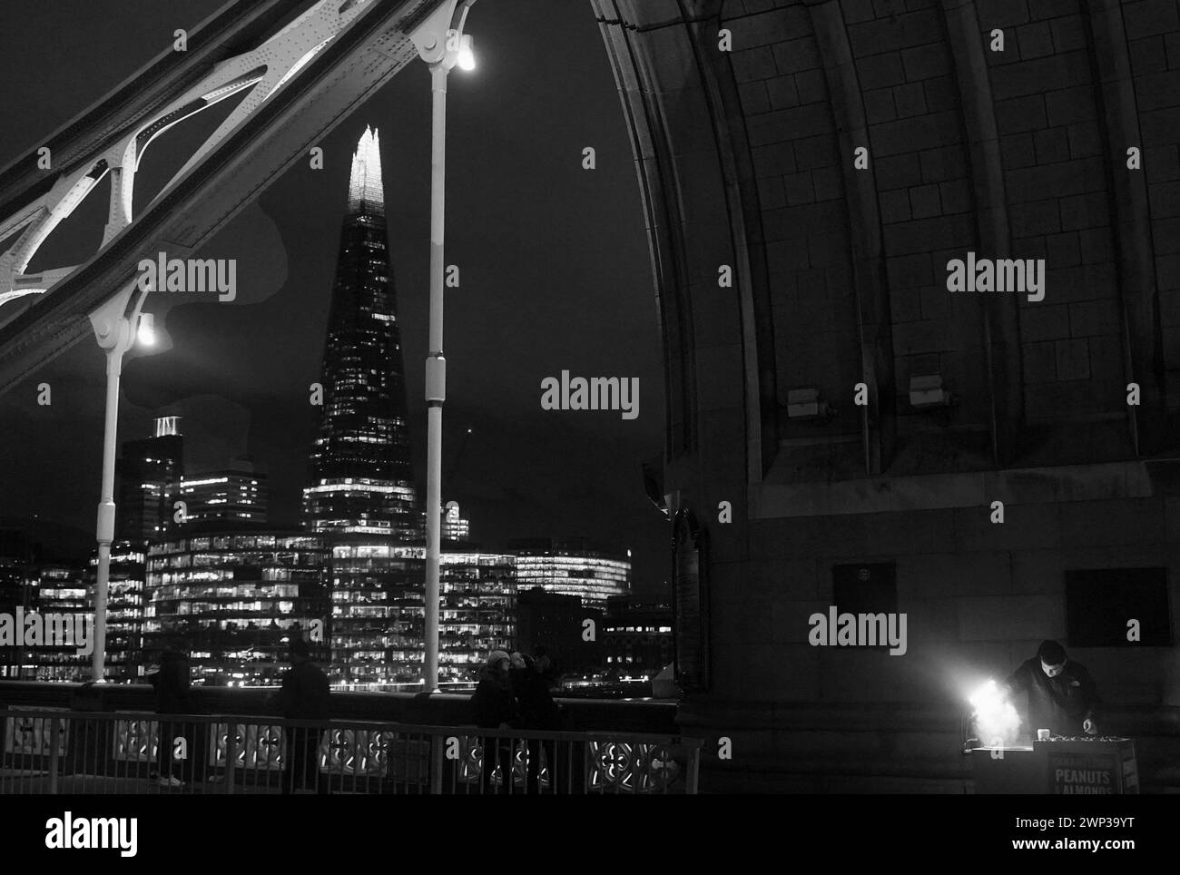 Urbain nocturne. Lumière , ombre et mouvement sur le pont. Londres Royaume-Uni 2019 Banque D'Images