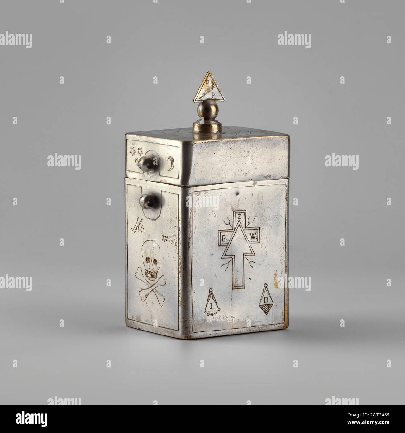 La tirelire maçonnique de 1816 'dérivé de nuit' de Minsk comprend des symboles tels que l'œil de la Providence, l'étoile Salomon, les croix, le soleil, la lune, et triangle, reflétant les traditions des loges de franc-maçonnerie. Banque D'Images
