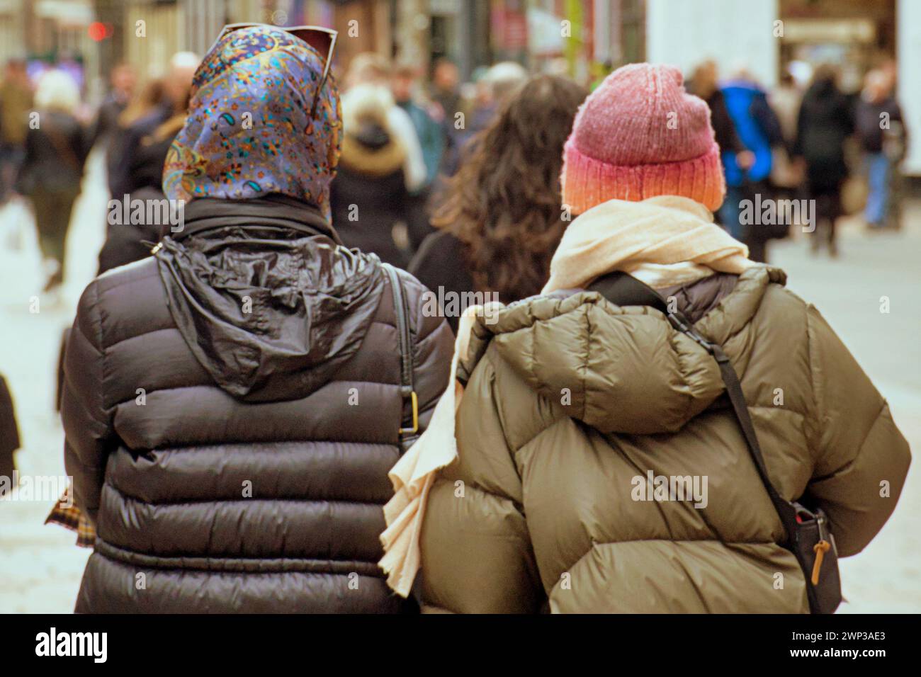 Glasgow, Écosse, Royaume-Uni. 5 mars 2024 : Météo britannique : ensoleillé dans le centre-ville vu les habitants et les touristes dans les rues de george Square à l'heure du déjeuner. Crédit Gerard Ferry/Alamy Live News Banque D'Images