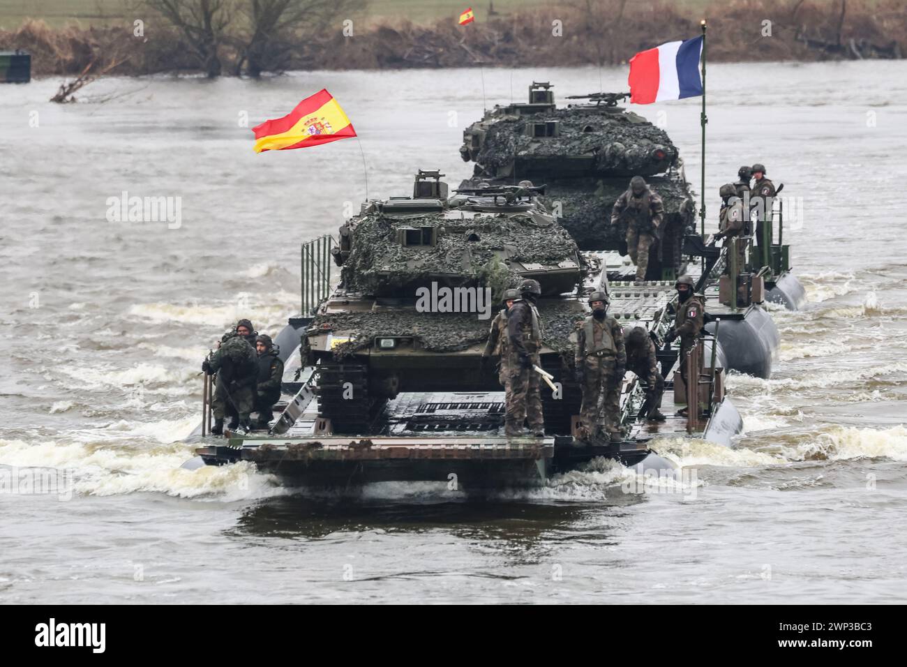 Korzeniewo, Pomorskie, Pologne, le 5 mars 2024. Des militaires français et espagnols présentent le transfert de chars et de véhicules blindés via la Vistule lors de l'exercice Dragon-24 de l'OTAN, qui fait partie de l'exercice à grande échelle et inébranlable Defender-24. Les exercices, qui se déroulent principalement en Europe centrale, impliquent quelque 90 000 soldats de tous les pays de l'OTAN ainsi que de la Suède. Le but de Steadfast Defender-24 est de dissuader et de présenter des capacités défensives face à l'agression. Crédit : Dominika Zarzycka/Alamy Live News Banque D'Images