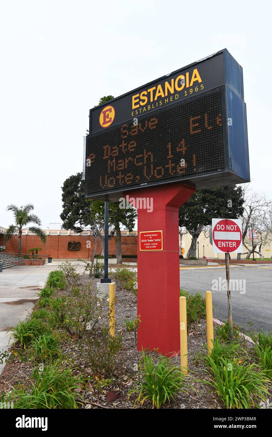 COSTA Mesa, CALIFORNIE - 25 février 2024 : enseigne électronique à l'école secondaire Estancia sur l'avenue Placentia, qui fait partie du district scolaire unifié de Newport-Mesa. Banque D'Images