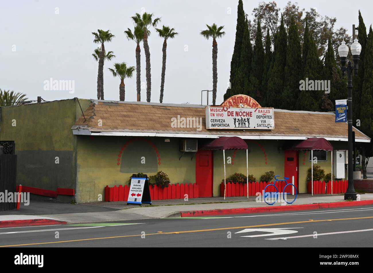 COSTA Mesa, CALIFORNIE - 25 février 2024 : Garibaldi de Noche, un bar de plongée mexicain sur la 19e rue. Banque D'Images