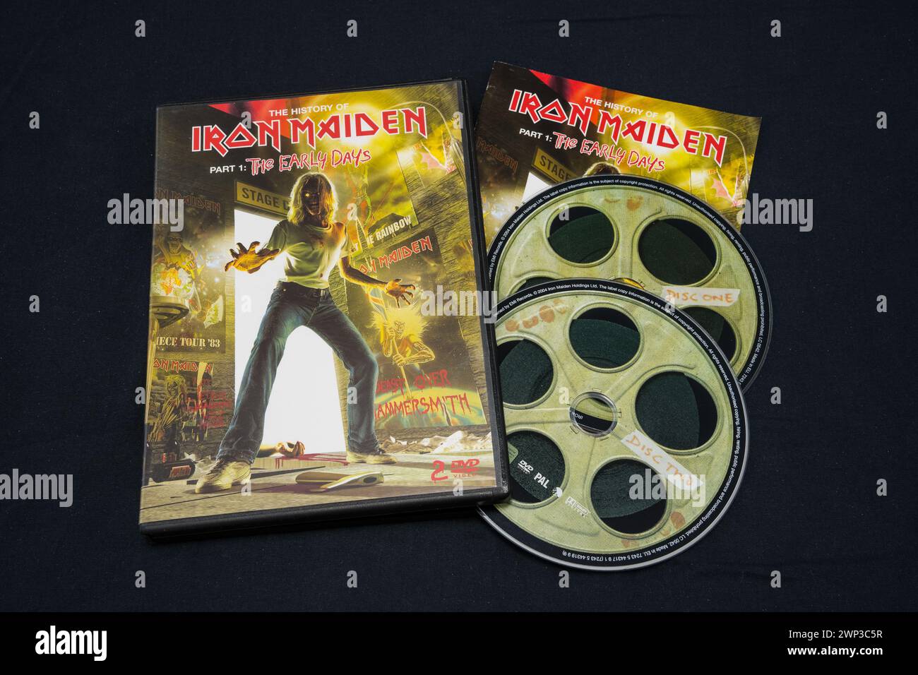 Iron Maiden - L'histoire d'Iron Maiden. Partie 1 : le DVD des premiers jours sur une surface sombre. Lahti, Finlande. 30 décembre 2023. Banque D'Images