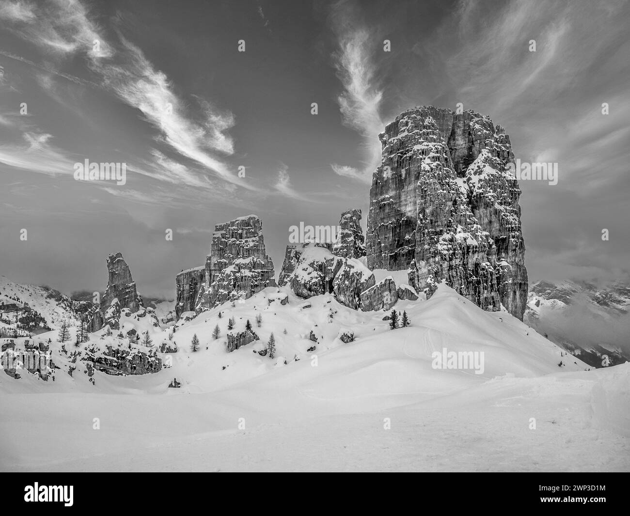 Cette image hivernale est celle des tours Cinque Torri, des rochers Dolomites géants situés près de la station balnéaire alpine de Cortina d' Ampezzo Banque D'Images