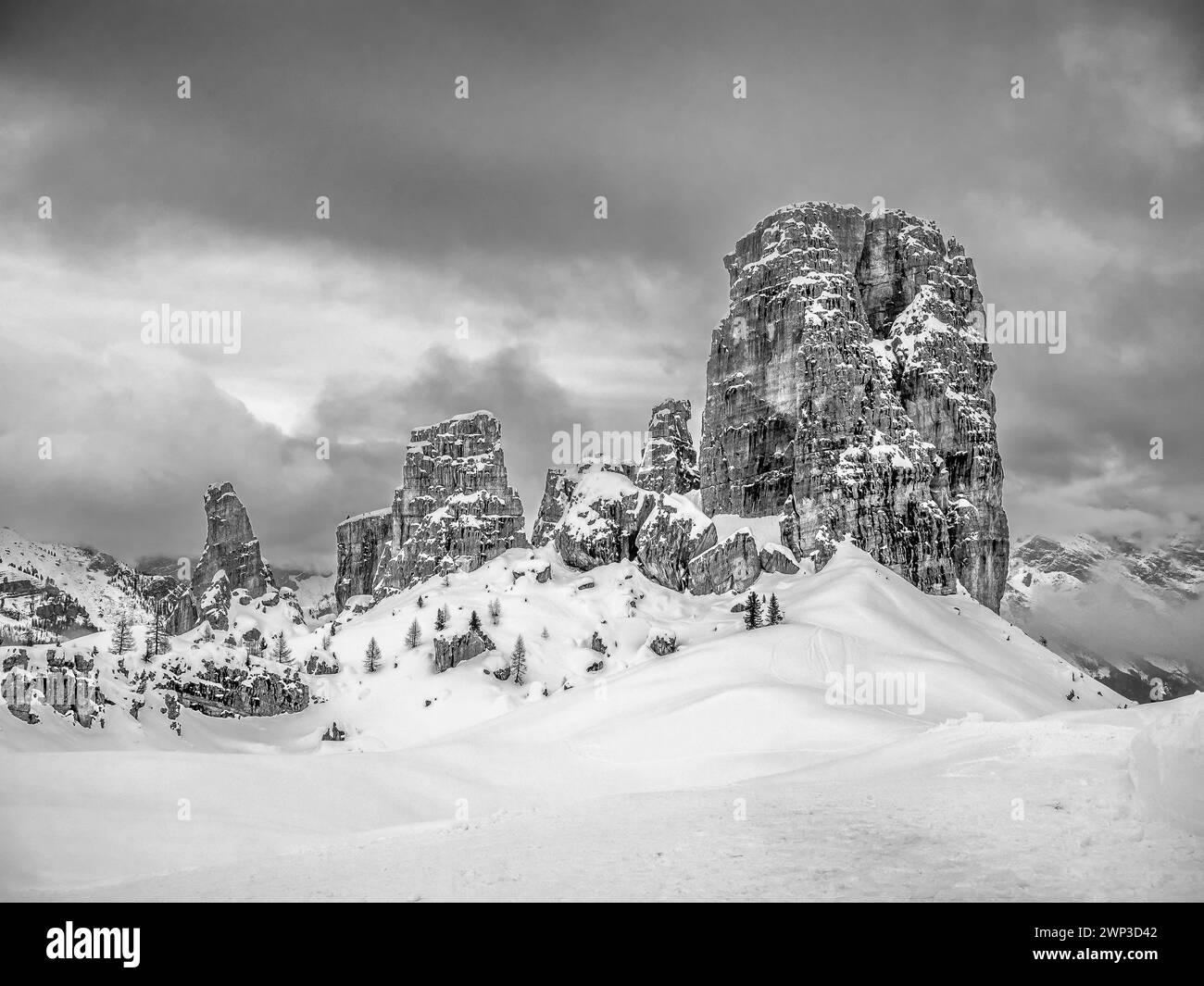 Cette image hivernale est celle des tours Cinque Torri, des rochers Dolomites géants situés près de la station balnéaire alpine de Cortina d' Ampezzo Banque D'Images