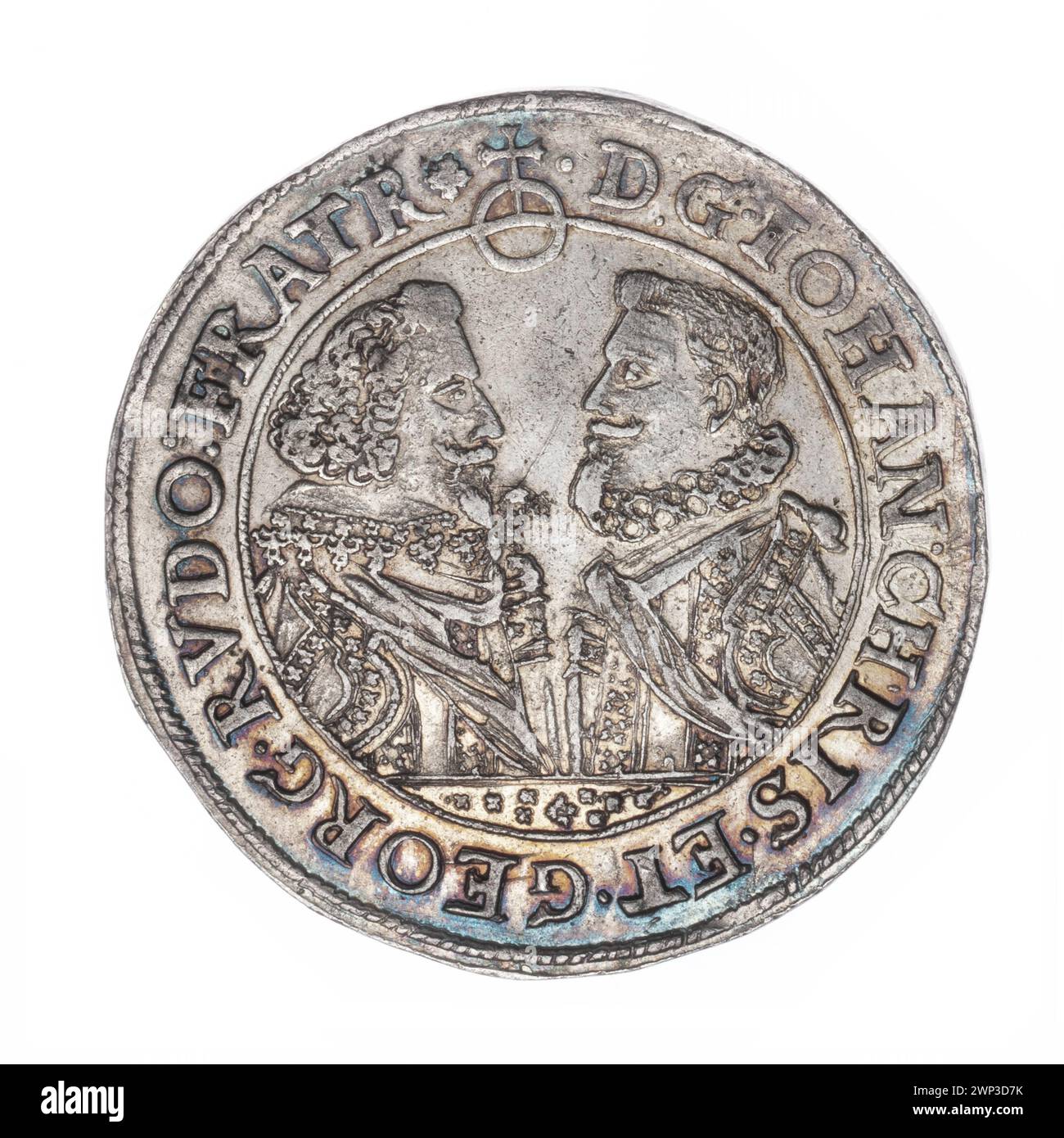 Ce thaler de 1621 présente des portraits doubles des frères Jan Christian et Jerzy Rudolf, tous deux princes de la dynastie des Piast de Silésie. La pièce montre leurs bustes en armure de défilé, face à face, avec les armoiries du duché de Brest et de Legnica-Brzeskie sous des casques ornés de bijoux. C'est un type R6 rare, soulignant leur lignée noble et leurs symboles héraldiques. Banque D'Images