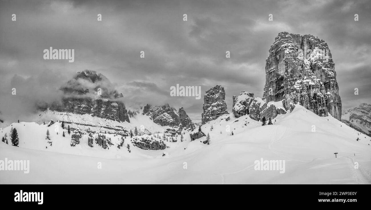 Cette image hivernale est celle des tours Cinque Torri, des rochers Dolomites géants situés près de la station balnéaire alpine de Cortina d' Ampezzo Banque D'Images