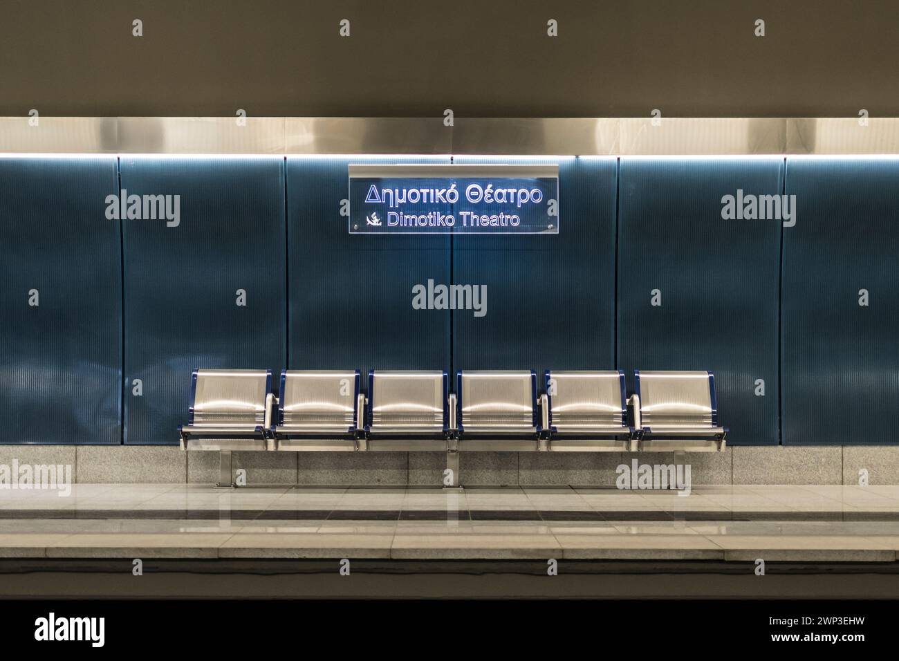 Pirée, Grèce, 27 novembre 2023 : sièges vides de la station de métro Dimotiko Theatro Banque D'Images