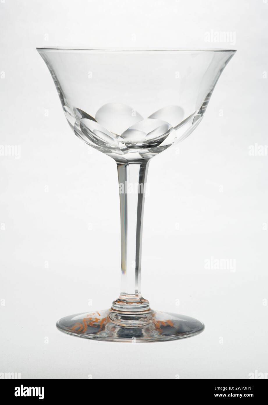Ce verre à vin, produit entre 1900 et 1910, est un récipient à boire du début du XXe siècle. Il est fait de verre clair, avec une tige et un bol conçus pour servir le vin, reflétant le style et l'artisanat de l'époque. Banque D'Images