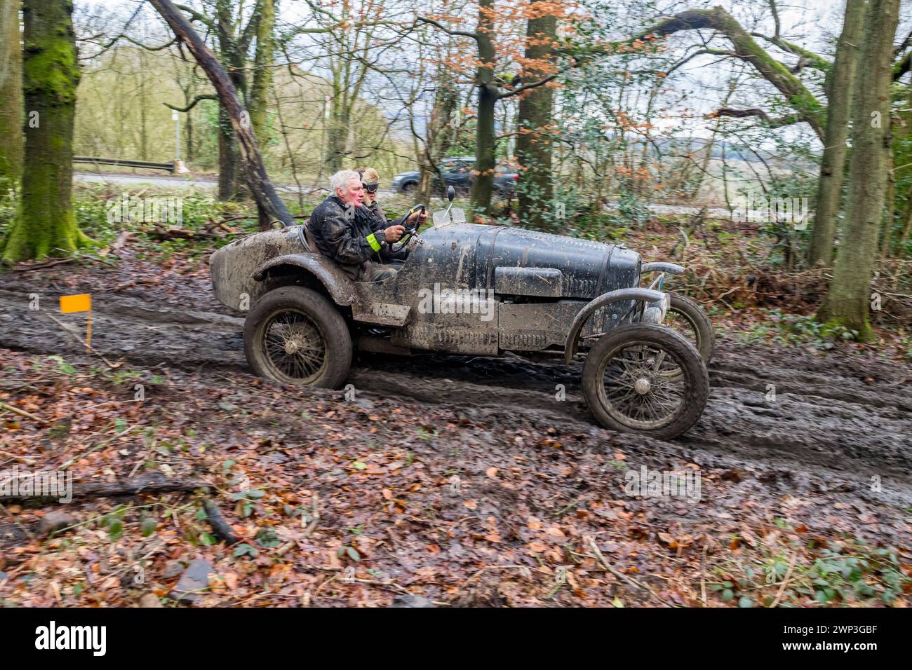 Les membres du Vintage Sports car Club (C.S.C.) qui participent aux essais annuels de John Harris Hill pour les voitures fabriquées avant W.W.2. Banque D'Images
