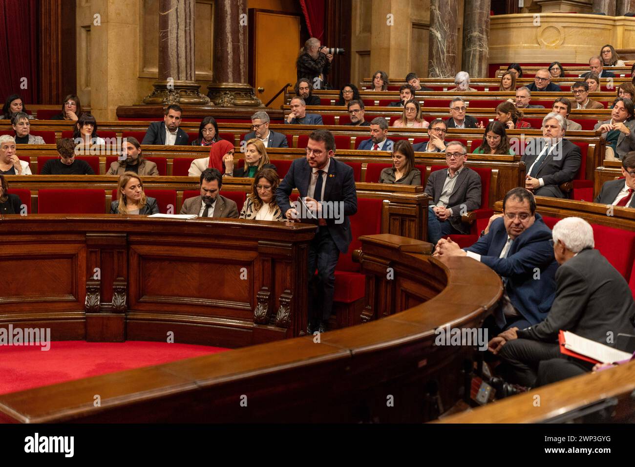 05 mars 2024 Barcelone, Espagne politique Barcelone-le débat sur le secteur agricole au Parlement. Un débat monographique sur l'agriculture au Parlement de Catalogne a suscité une grande anticipation après des semaines de manifestations de rue. Au cours du débat, plusieurs représentants du secteur agricole ont pris la parole, dont la porte-parole de la plataforma pagesa, Imma Puigcorbé. Cette plateforme a réuni le secteur agricole catalan, en dehors des syndicats traditionnels. Il a également mis en vedette la présence du plus vieux berger de Catalogne, qui à 96 ans consacre encore des heures au sien Banque D'Images