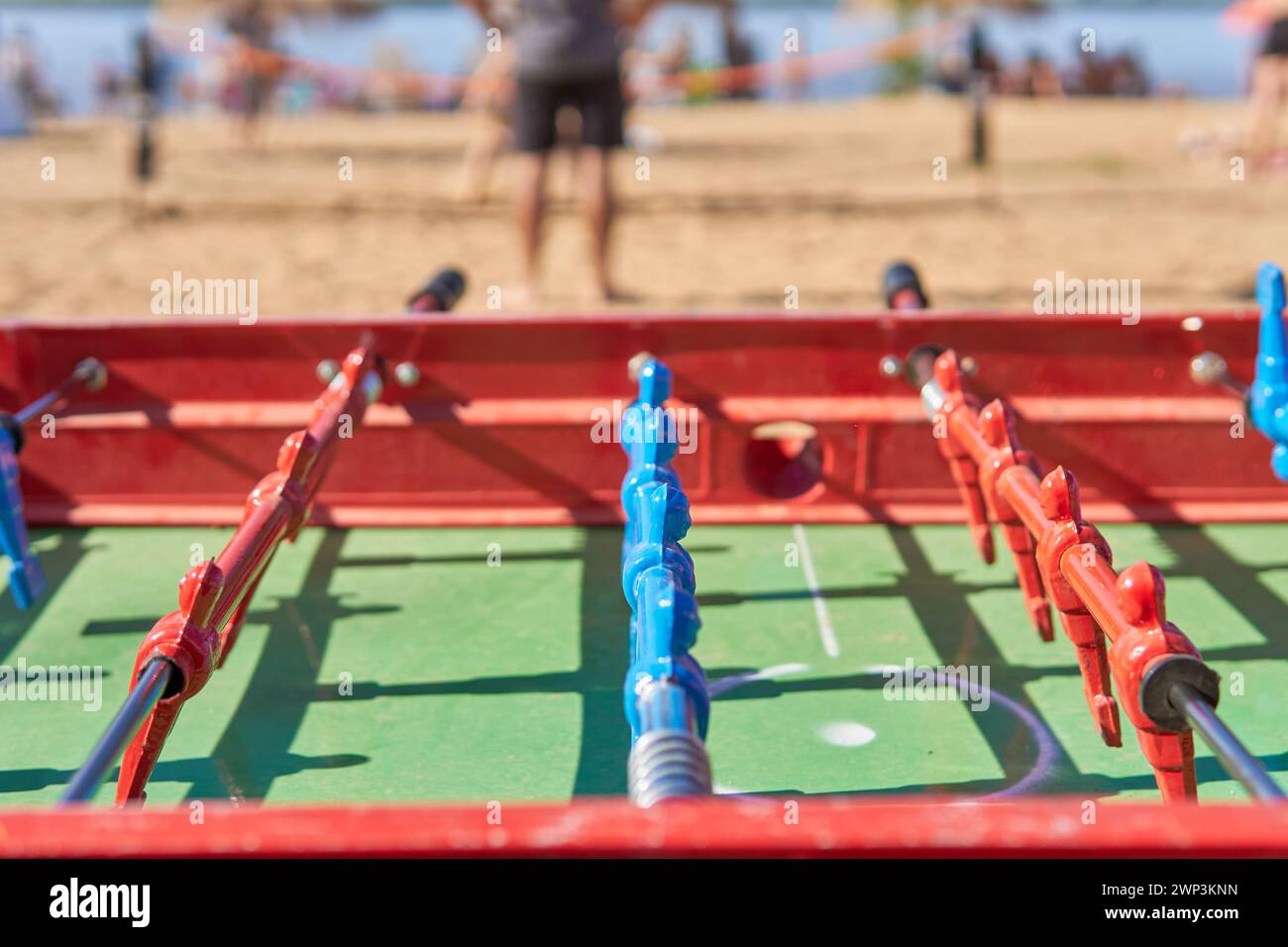 Baby-foot sur la plage. Jeux pour profiter d'une journée d'été en vacances. Baby-foot Banque D'Images