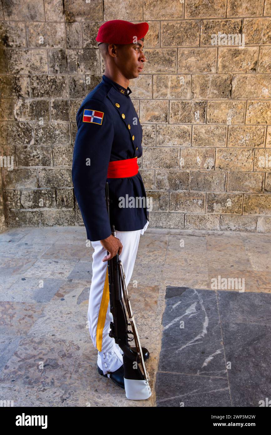 Une garde d'honneur militaire dominicaine à l'entrée du parc de l'indépendance à Santo Domingo, République dominicaine, debout à l'intérieur de la Puerta del Conde. UNE Banque D'Images