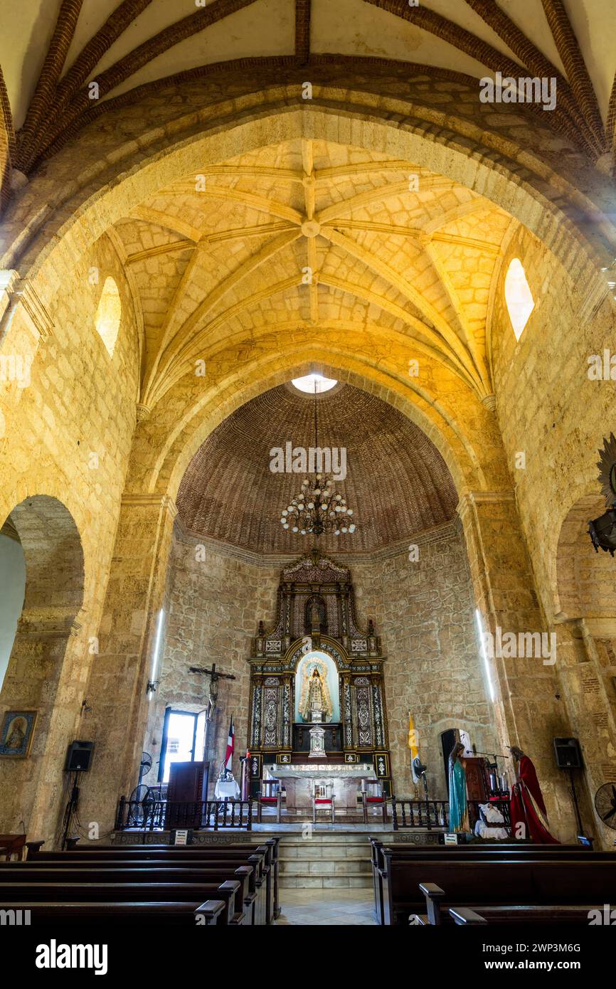 Nef de l'église notre-Dame de la Miséricorde dans l'ancienne ville coloniale de Saint-Domingue, République dominicaine. Achevé en 1555 A.D. Patrimoine mondial de l'UNESCO Banque D'Images