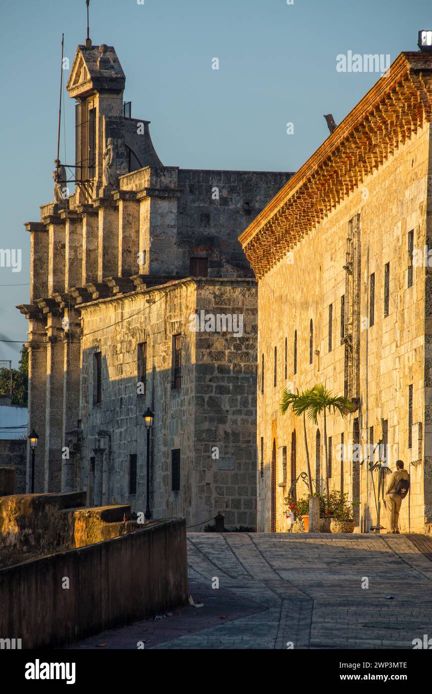 Ancien Palais des gouverneurs avec le Panthéon National derrière dans l'ancienne ville coloniale de Saint-Domingue, République Dominicaine. Le Palais est maintenant Las Banque D'Images