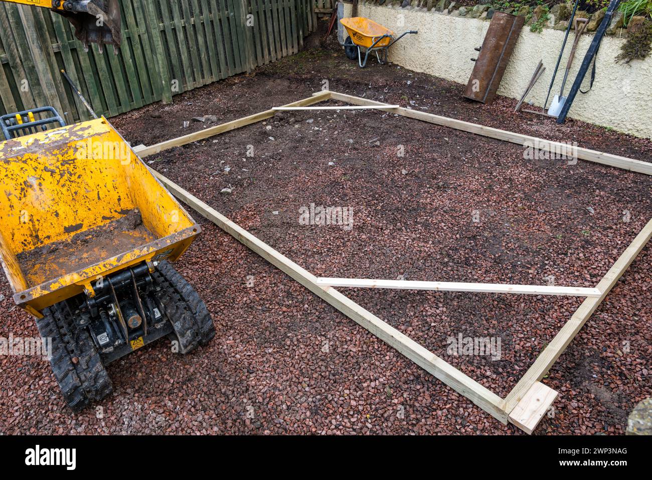 Frame ofr travaux de construction dans une allée pour construire une salle de jardin, Écosse, Royaume-Uni Banque D'Images