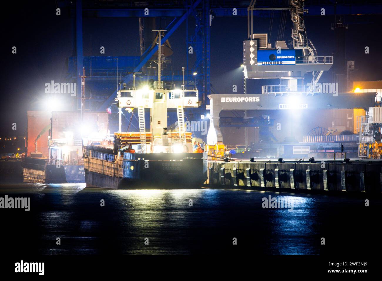 Rostock, Allemagne. 29 février 2024. Deux sous-verres sont chargés de marchandises en vrac au port d'outre-mer de Rostock Port tard dans la soirée. L'Office fédéral de la statistique fournit des informations sur les chiffres actuels des exportations en janvier 2024. Crédit : Jens Büttner/dpa/Alamy Live News Banque D'Images