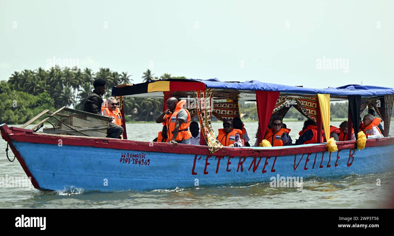 Abidjan, Côte d'Ivoire. 05 mars 2024. La reine Mathilde de Belgique photographiée lors d’une excursion en bateau à Grand Lahou, un village de pêcheurs le long de la côte d’Ivoire, lors d’une visite royale de travail en Côte d’Ivoire, mardi 05 mars 2024. La Reine est en visite en Côte d’Ivoire en sa qualité d’ambassadrice pour les objectifs de développement durable des Nations Unies (ONU). L’objectif de la mission est d’échanger des expériences dans le domaine du développement durable avec les partenaires ivoiriens BELGA PHOTO ERIC LALMAND crédit : Belga News Agency/Alamy Live News Banque D'Images