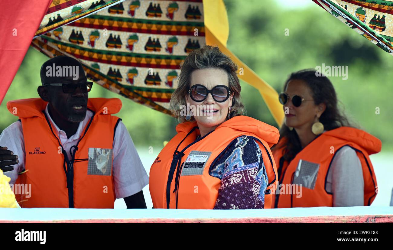 Abidjan, Côte d'Ivoire. 05 mars 2024. La reine Mathilde de Belgique photographiée lors d’une excursion en bateau à Grand Lahou, un village de pêcheurs le long de la côte d’Ivoire, lors d’une visite royale de travail en Côte d’Ivoire, mardi 05 mars 2024. La Reine est en visite en Côte d’Ivoire en sa qualité d’ambassadrice pour les objectifs de développement durable des Nations Unies (ONU). L’objectif de la mission est d’échanger des expériences dans le domaine du développement durable avec les partenaires ivoiriens BELGA PHOTO ERIC LALMAND crédit : Belga News Agency/Alamy Live News Banque D'Images