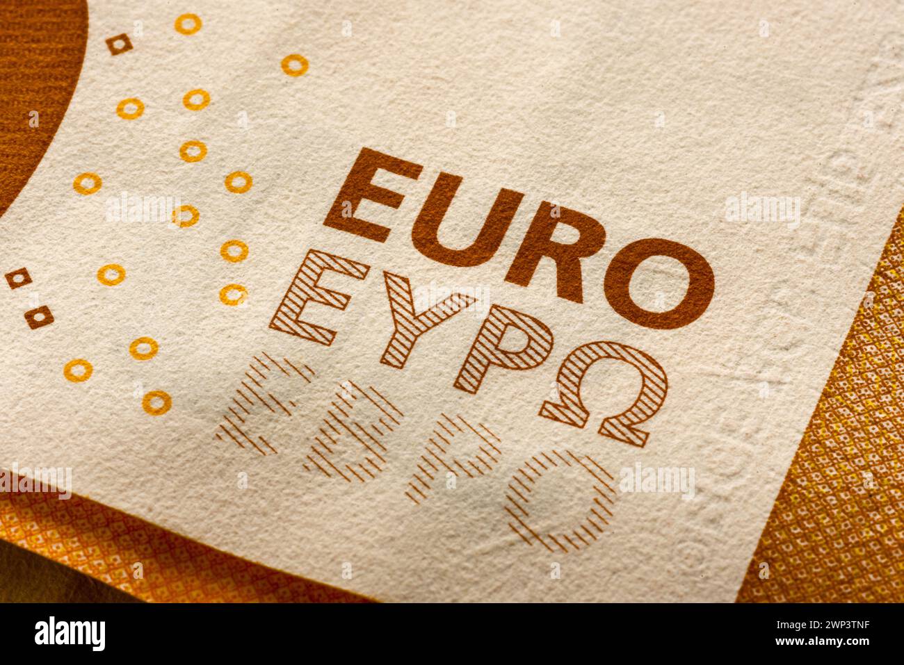 Gros plan sur le logo de l'inscription EURO sur le billet de cinquante euros. Concept d'économie et de finance Banque D'Images