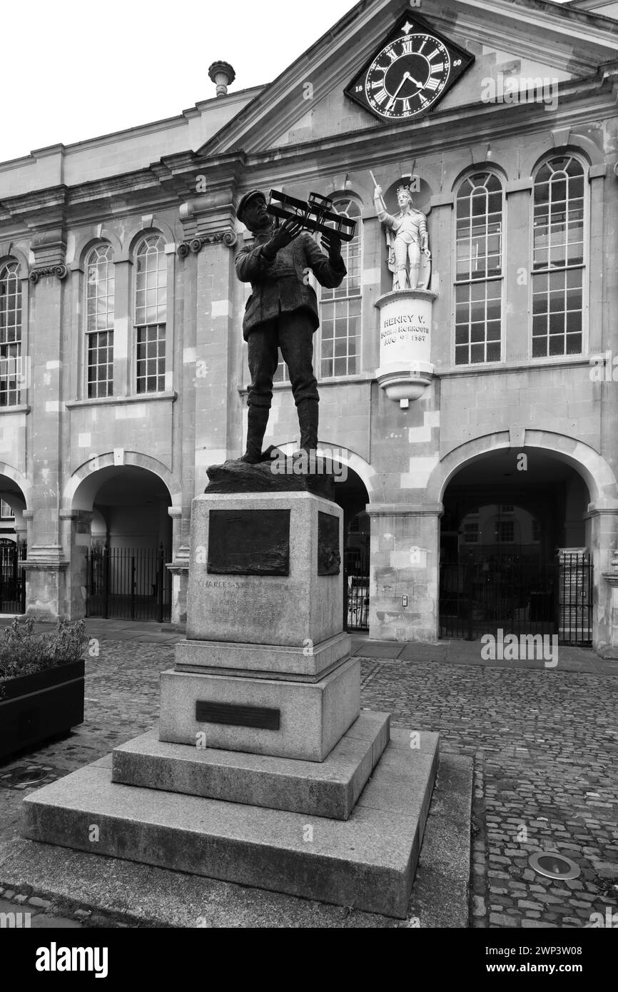 La statue de Charles Stewart Rolls devant Shire Hall, ville de Monmouth, Monmouthshire, pays de Galles, Royaume-Uni Banque D'Images