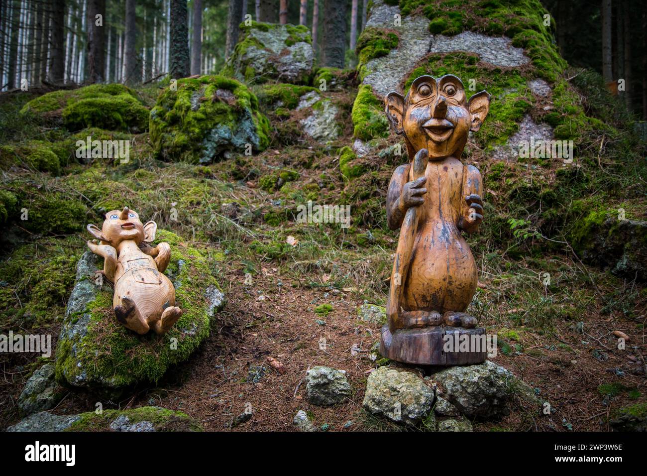 Deux personnages en bois dans la 'forêt hantée' (Zauberwald Scheiben) - Waldviertel, Naturpark Scheiben (Bad Großpertholz) Banque D'Images