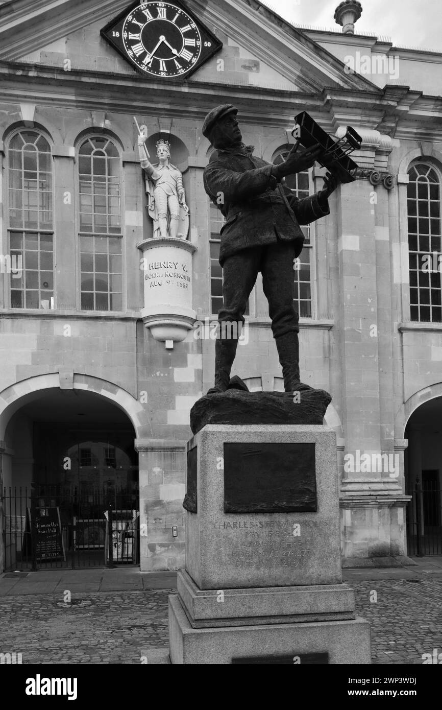 La statue de Charles Stewart Rolls devant Shire Hall, ville de Monmouth, Monmouthshire, pays de Galles, Royaume-Uni Banque D'Images