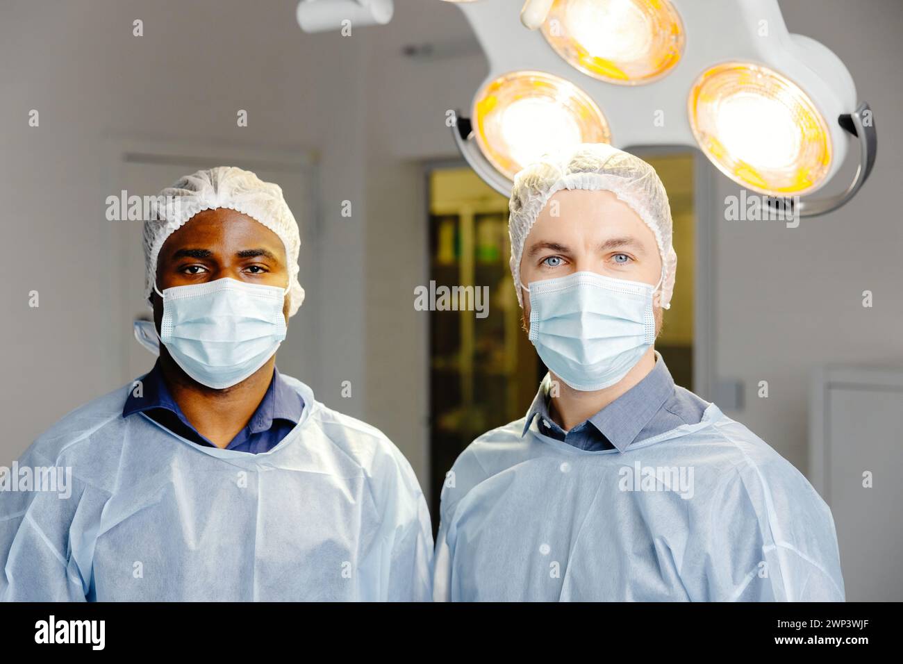Deux médecins debout ensemble et regardant la caméra. Banque D'Images