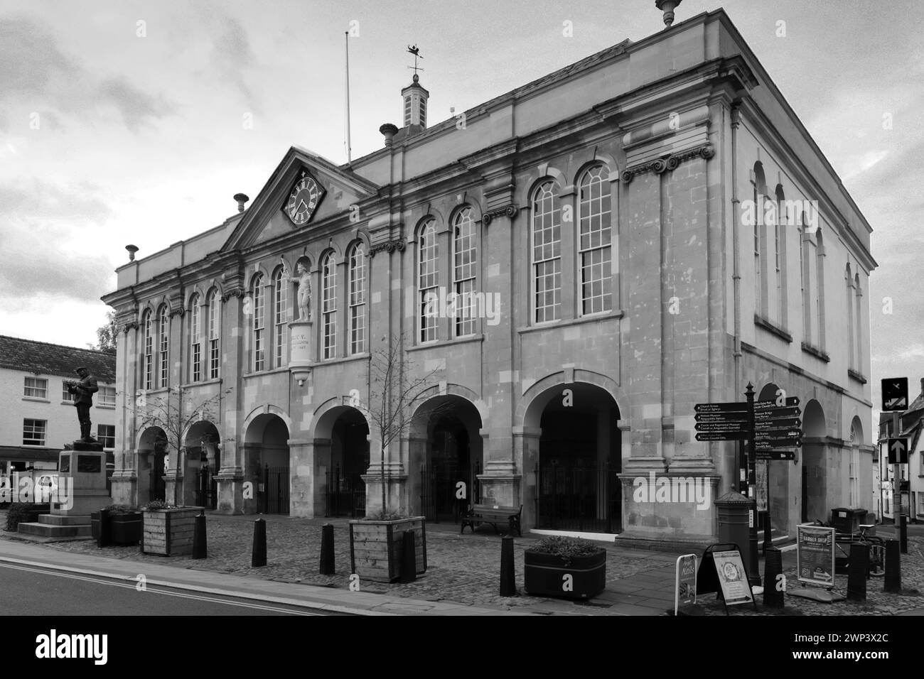 La statue de Charles Stewart Rolls devant Shire Hall, ville de Monmouth, Monmouthshire, pays de Galles, Royaume-Uni Banque D'Images