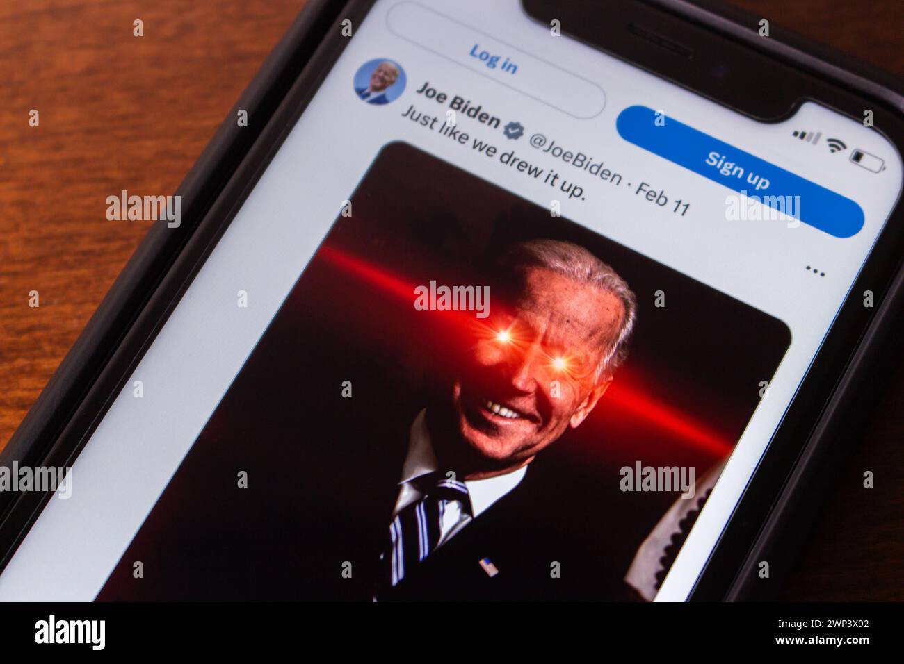 Un post “Just Like We Drew It Up.” Avec l'iconique Joe Biden avec des yeux rouges brillants photo sur X app (anciennement Twitter), vu dans un iPhone Banque D'Images